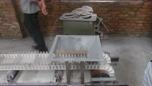 花边小型皮带输送机、加工定制花边输送机、裙边挡板式输送机